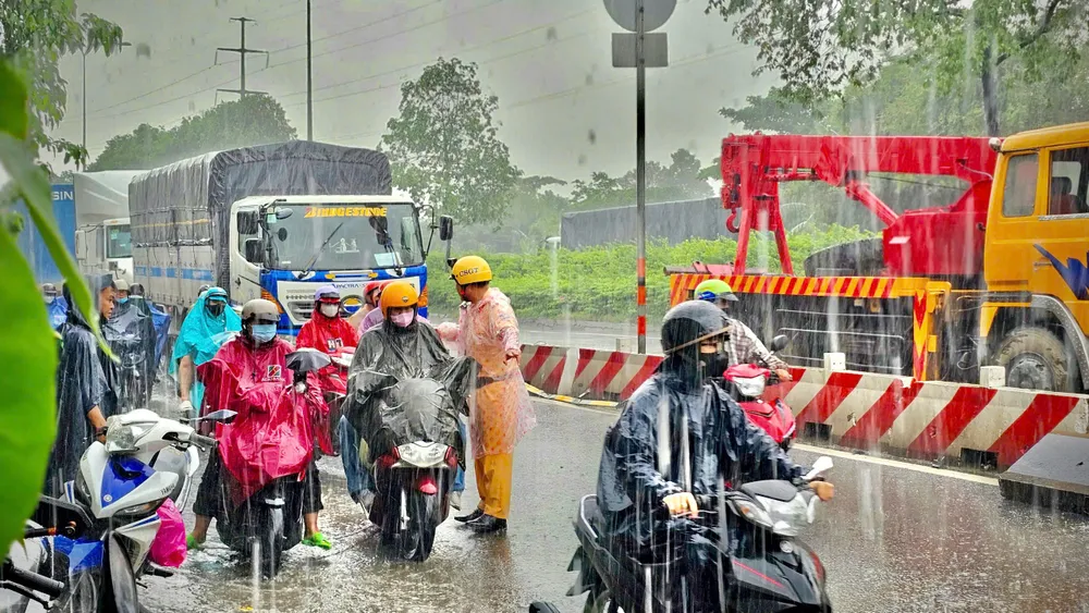 CSGT TP.HCM nêu ra nhiều biện pháp ứng phó mưa bão, triều cường tai nạn đuối nước