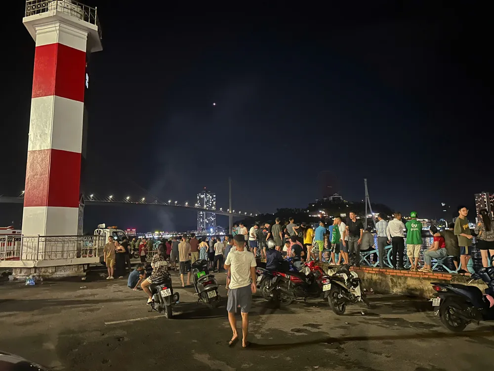 Nhiều người dân có mặt ở khu vực bến phà cũ (Bãi Cháy) để theo dõi công tác tìm kiếm. lat-tau-ha-long.jpg