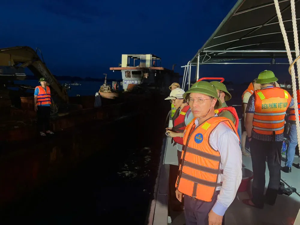 Chủ tịch UBND tỉnh Quảng Ninh Phạm Đức Ấn trực tiếp đến hiện trường nơi xảy ra vụ lật tàu để chỉ đạo công tác cứu hộ, cứu nạn. Ảnh: NGỌC SƠN pham-duc-an-quang-ninh-lat-tau-vinh-ha-long.jpg