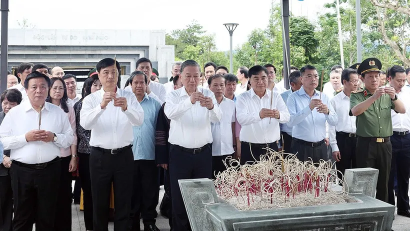 Tổng Bí thư Tô Lâm dâng hương tưởng niệm các anh hùng, liệt sỹ tại Điện Biên