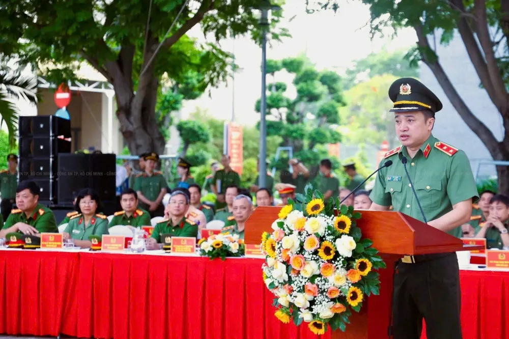 Trung tướng Mai Hoàng, Giám đốc Công an TP.HCM phát biểu tại buổi lễ. Ảnh: CÔNG AN TP.HCM giam-doc-cong-an-tp-hcm-mai-hoang-phat-lenh-tong-ra-quan-tran-ap-cac-loai-toi-pham.jpg