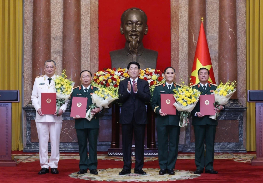 trao-quyet-dinh-thang-ham-thuong-tuong-cho-4-sy-quan-cap-cao-quan-doi-va-cong-an-7.jpg
