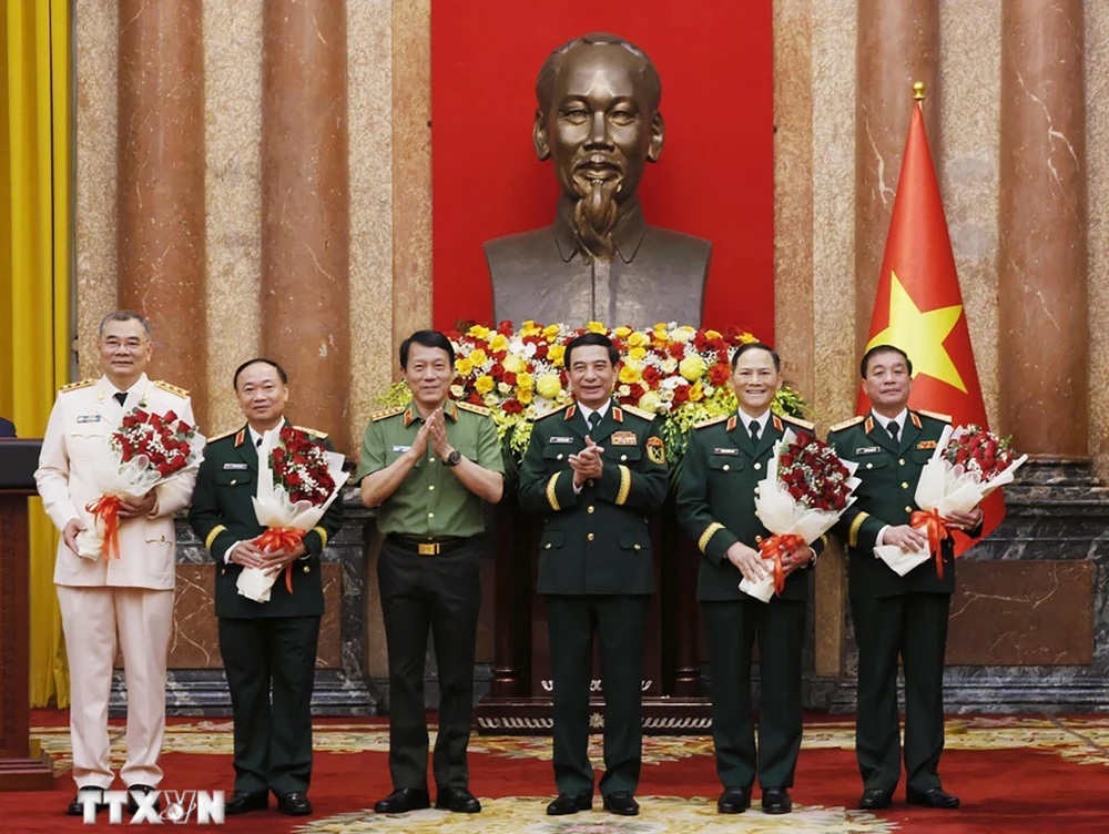 trao-quyet-dinh-thang-ham-thuong-tuong-cho-4-sy-quan-cap-cao-quan-doi-va-cong-an-to-an-xo-3.jpg
