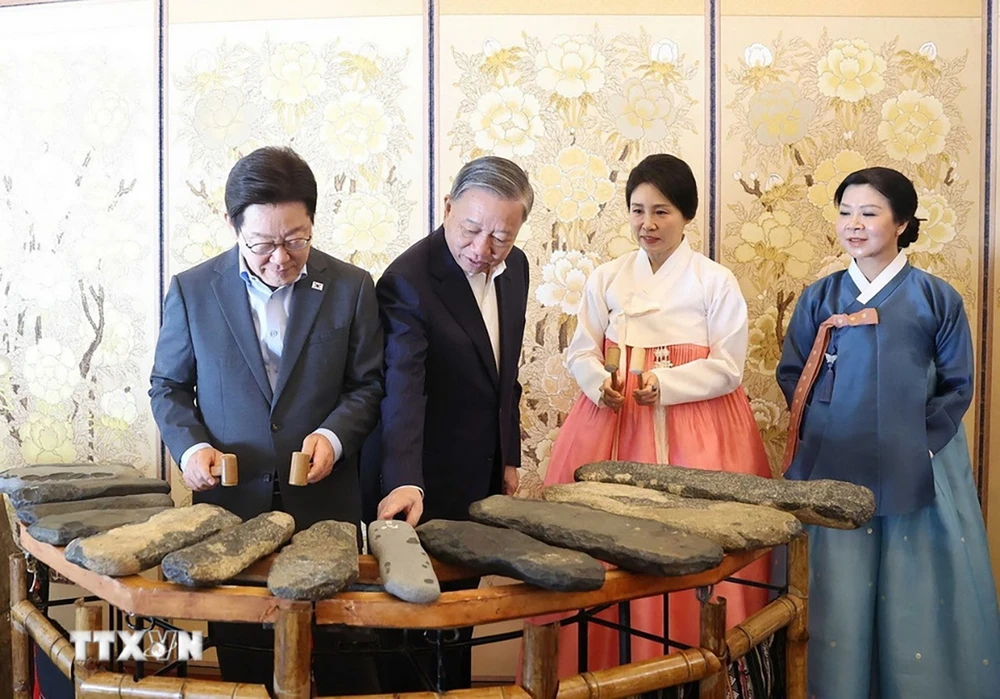 Tổng Bí thư Tô Lâm và Phu nhân Ngô Phương Ly thưởng thức tiệc trà, nghệ thuật tại Nhà Xanh