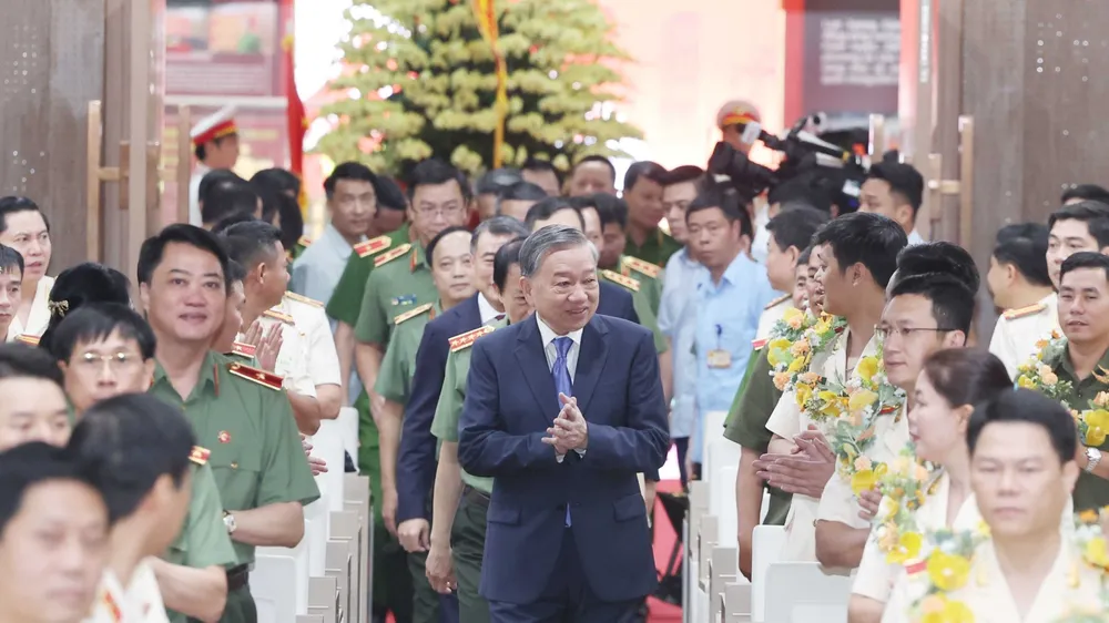 Tổng Bí thư: '80 năm - Vinh quang Công an nhân dân Việt Nam'