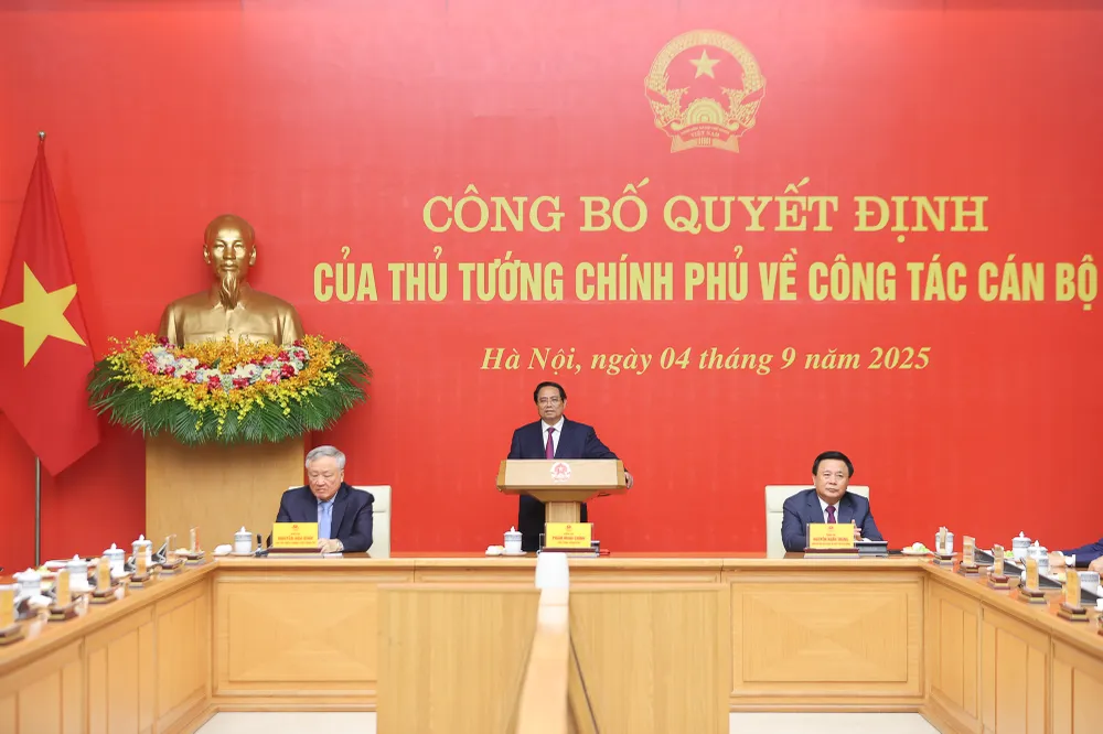 hu-tuong-pham-minh-chinh-trao-quyet-dinh-dieu-dong-bo-nhiem-lanh-dao-8-bo-co-quan-4.jpg