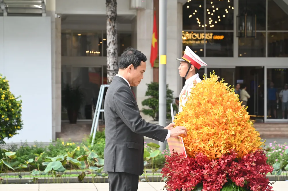 Dang-hoa-tuong-dai-chu-tich-ho-chi-minh-5.JPG