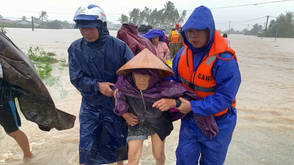 Bộ Chính trị, Ban Bí thư lập 5 đoàn công tác chỉ đạo khắc phục mưa lũ ở 4 tỉnh miền Trung