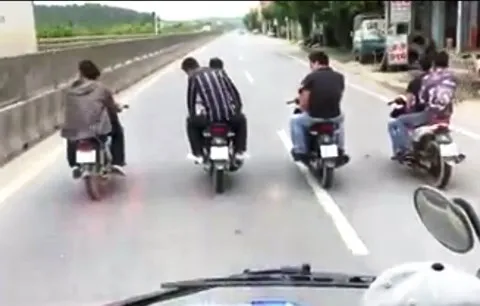 Nhóm thanh niên đầu trần dàn hàng ngang trên quốc lộ 1A ảnh 1 Nhóm thanh niên đầu trần dàn hàng ngang trên quốc lộ 1A ảnh 1