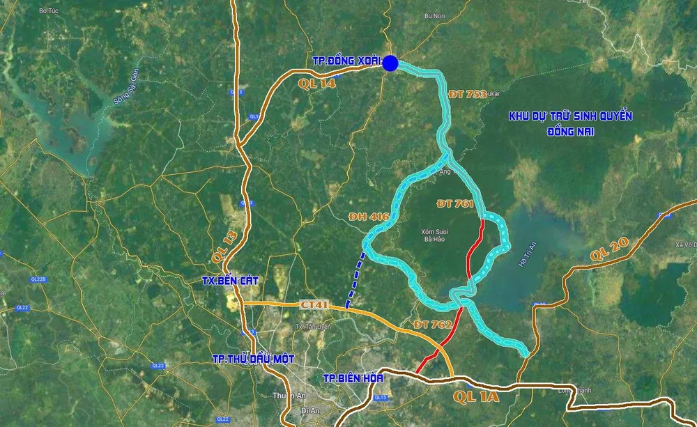 Sơ đồ phương án 4: Tuyến qua vùng lõi phục vụ du lịch, tuyến qua vùng đệm phục vụ vận tải (đường màu xanh dương). Đồ hoạ: VÕ NGUYÊN