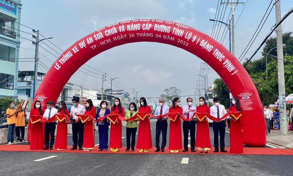 Lãnh đạo TP.HCM cùng Chủ đầu tư cắt băng khánh thành dự án đường Đặng Thúc Vịnh Lãnh đạo TP.HCM cùng Chủ đầu tư cắt băng khánh thành dự án đường Đặng Thúc Vịnh