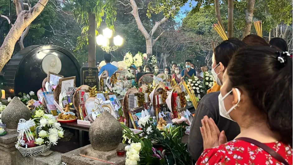 Du khách viếng thăm mộ anh hùng liệt sĩ Võ Thị Sáu.