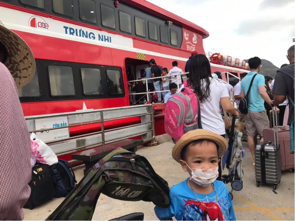 Du khách tấp nập lên tàu ra Côn Đảo