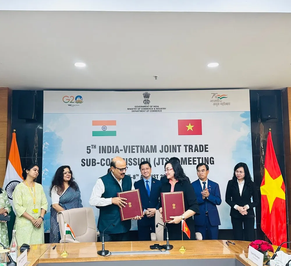 Thứ trưởng Phan Thị Thắng cùng ông Rajesh Agrawal, Phó Tổng thư ký, Bộ Công Thương Ấn Độ chủ trì Kỳ họp lần thứ 5 Tiểu ban Thương mại hỗn hợp Việt Nam - Ấn Độ. Ảnh Vụ Thị trường châu Á - châu Phi. Thứ trưởng Phan Thị Thắng cùng ông Rajesh Agrawal, Phó Tổng thư ký, Bộ Công Thương Ấn Độ chủ trì Kỳ họp lần thứ 5 Tiểu ban Thương mại hỗn hợp Việt Nam - Ấn Độ. Ảnh Vụ Thị trường châu Á - châu Phi.