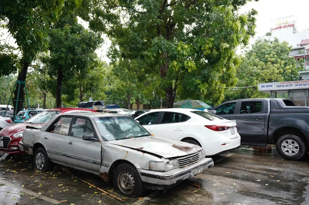 Bãi đậu xe miễn phí ở trung tâm TP Hải Phòng có những xe đã bị bỏ quên nhiều năm nay. Ảnh: NGỌC SƠN bai-dau-xe-mien-phi.jpg