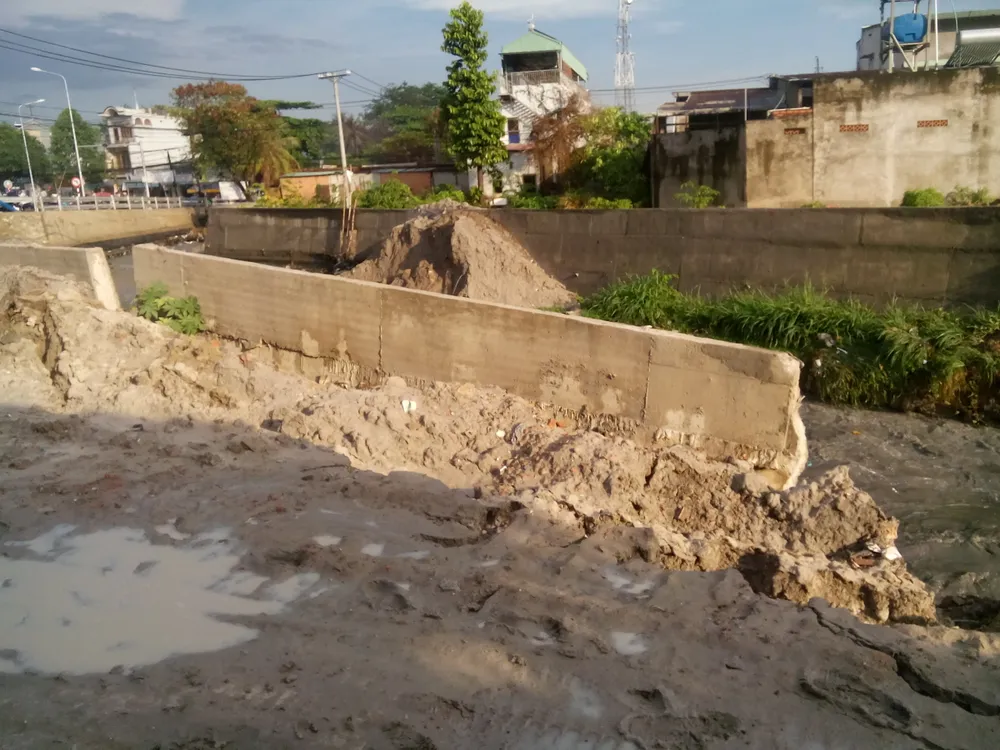 Mưa lớn, cầu Xóm Mai hỏng bờ kè, trơ lõi gỗ ảnh 5