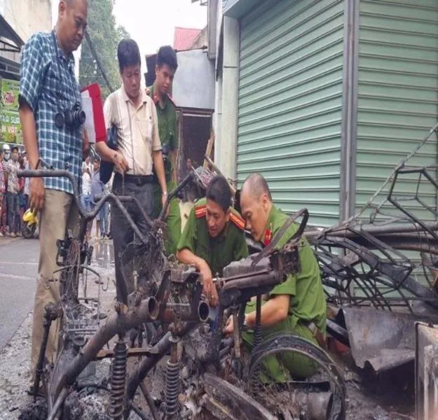 Hai chiếc xe máy được khám nghiệm kỹ