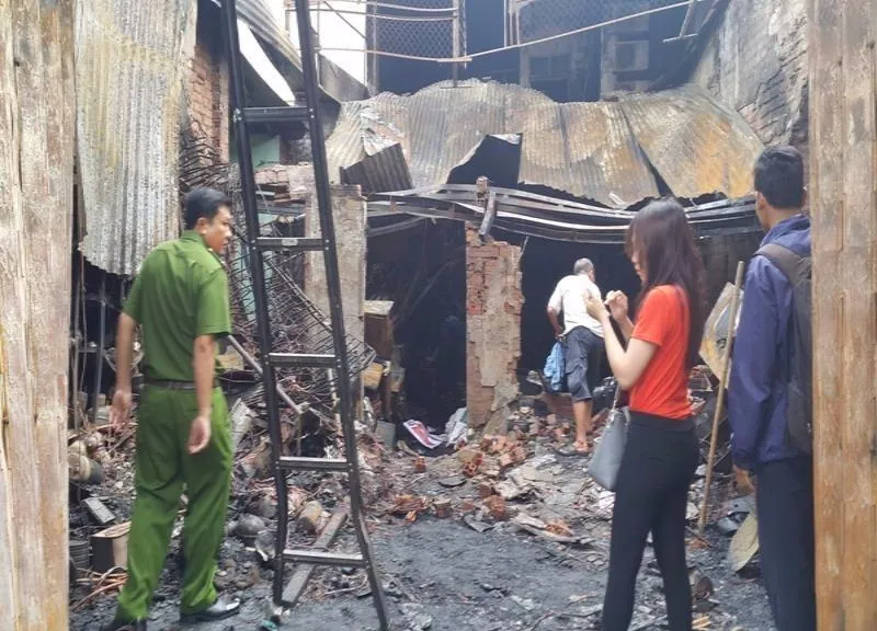 Hai chiếc xe máy được khám nghiệm kỹ