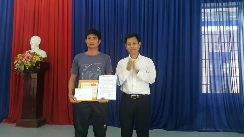 Thưởng nóng tài xế xe tải 'dìu' xe khách mất thắng đổ đèo ảnh 1 Thưởng nóng tài xế xe tải 'dìu' xe khách mất thắng đổ đèo ảnh 1