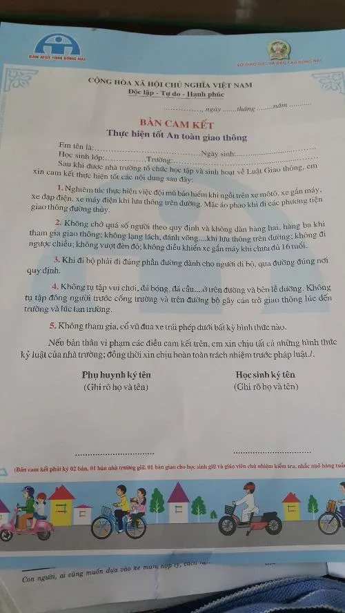 Bắt học sinh lớp 1 ký văn bản cam kết giao thông ảnh 1