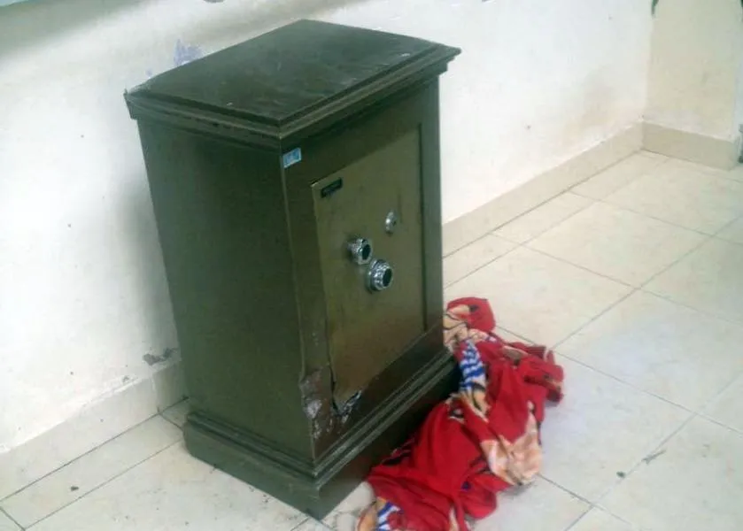 Két sắt mà các nghi can bỏ lại. Ảnh: CTV