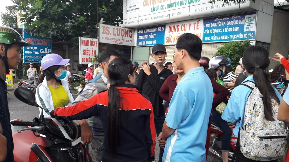 Người nhà của chị K. tập trung trước phòng khám của bác sĩ L. đòi làm rõ sự việc. Ảnh: TIẾN DŨNG