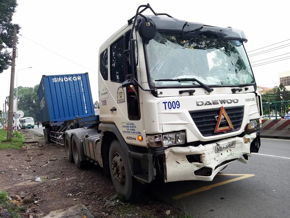 Container đâm đuôi xe buýt đang dừng đèn đỏ ảnh 2 Container đâm đuôi xe buýt đang dừng đèn đỏ ảnh 2