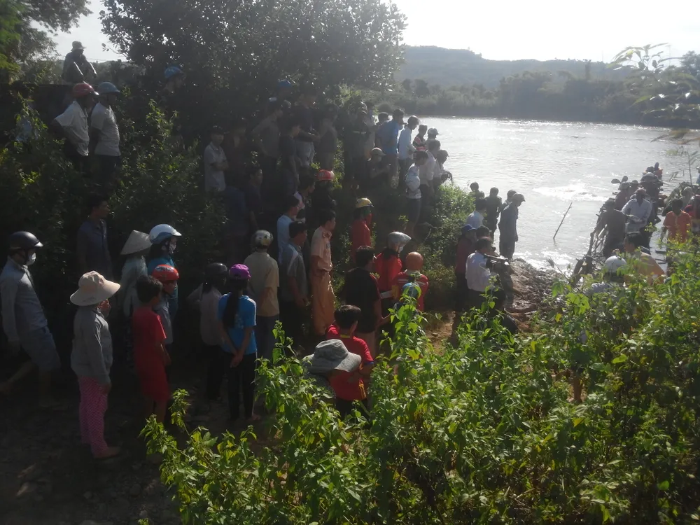 Sập cầu treo, 4 người rơi xuống sông Đồng Nai ảnh 4