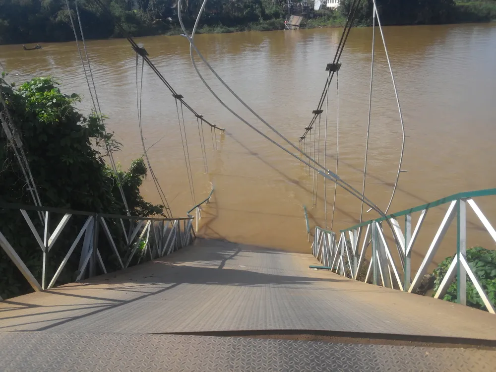 Sập cầu treo, 4 người rơi xuống sông Đồng Nai ảnh 1