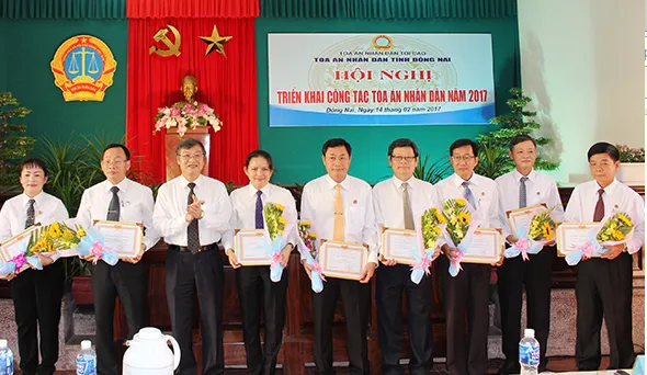 Một số tập thể, cá nhân có thành tích xuất sắc của TAND các cấp tỉnh Đồng Nai được nhận bằng khen của Chánh án TAND tối cao. Ảnh: CTV