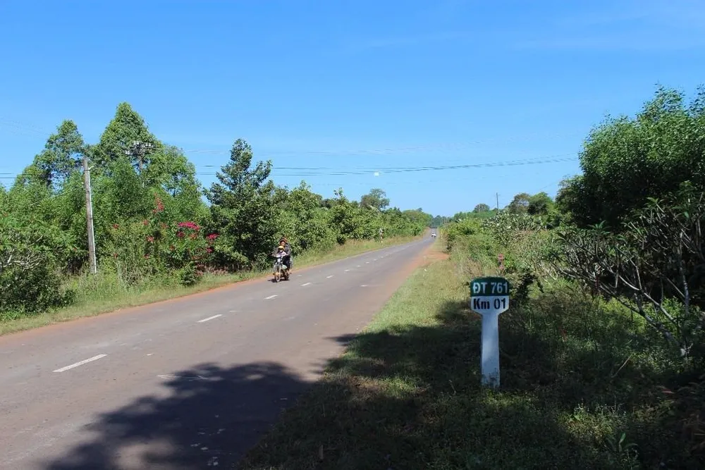 Tuyến đường nhựa ĐT 761 hiện hữu sẽ được thay thế bằng tuyến đường mới bằng sỏi. Ảnh: TIẾN DŨNG