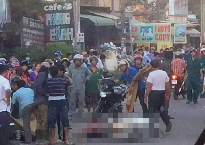 Chiếc xe ben lao vào nhóm phụ huynh đang chờ đón con ảnh 1 Chiếc xe ben lao vào nhóm phụ huynh đang chờ đón con ảnh 1