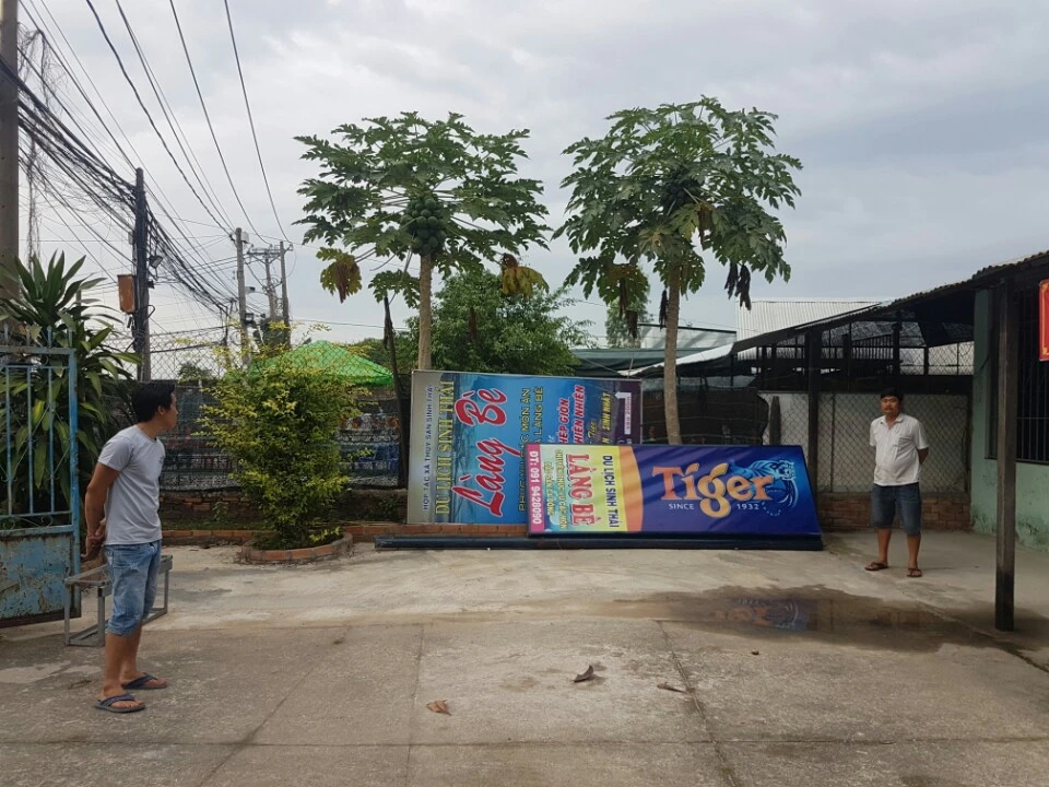 Biển hiệu của một quán nhậu trên đường Võ Thị Sáu lấn chiếm vỉa hè 