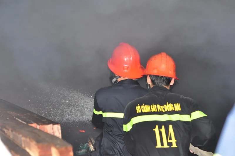Chùm ảnh cháy xưởng gỗ lúc giữa đêm ảnh 1 Chùm ảnh cháy xưởng gỗ lúc giữa đêm ảnh 1