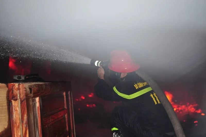 Chùm ảnh cháy xưởng gỗ lúc giữa đêm ảnh 7 Chùm ảnh cháy xưởng gỗ lúc giữa đêm ảnh 7