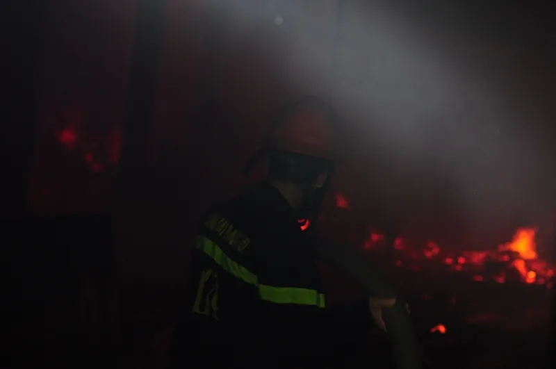 Chùm ảnh cháy xưởng gỗ lúc giữa đêm ảnh 6 Chùm ảnh cháy xưởng gỗ lúc giữa đêm ảnh 6