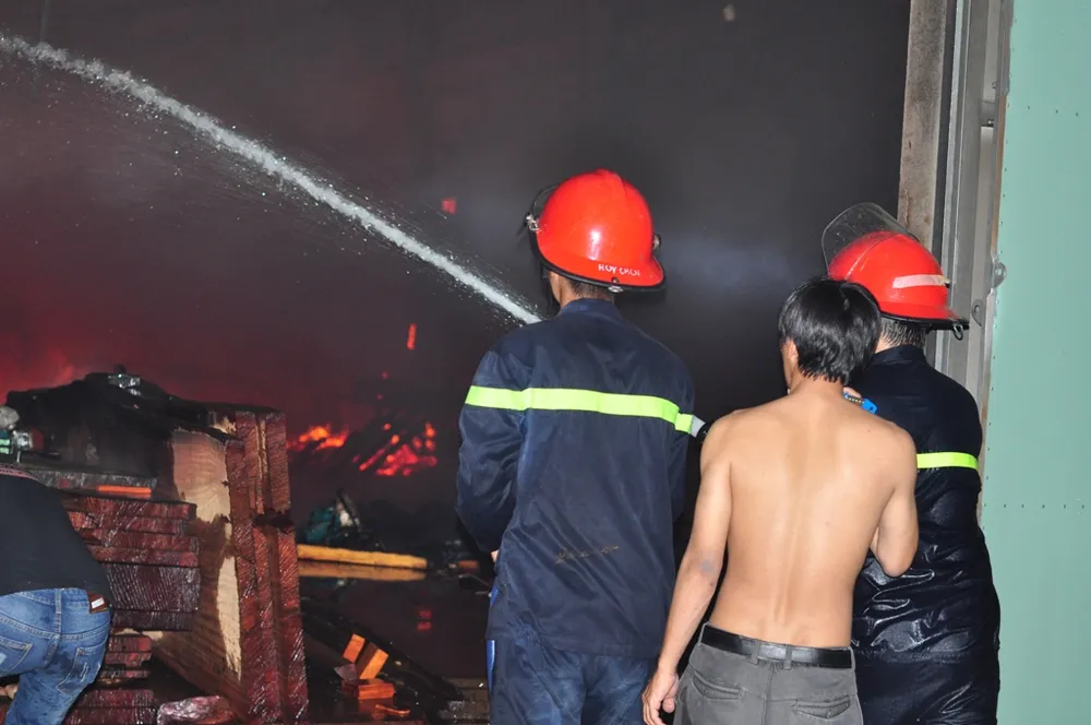 Chùm ảnh cháy xưởng gỗ lúc giữa đêm ảnh 4 Chùm ảnh cháy xưởng gỗ lúc giữa đêm ảnh 4