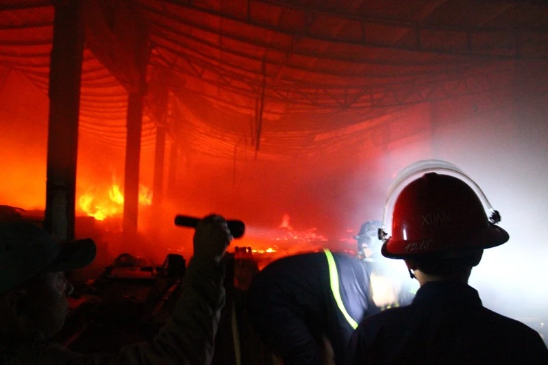 Người dân giúp xưởng gỗ bị cháy di dời giữa đêm ảnh 1