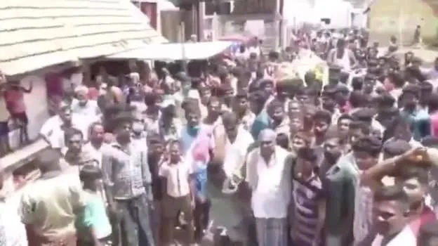 3.000 người dự đám tang con bò thiêng, bất chấp lệnh phong tỏa ảnh 1 3.000 người dự đám tang con bò thiêng, bất chấp lệnh phong tỏa ảnh 1