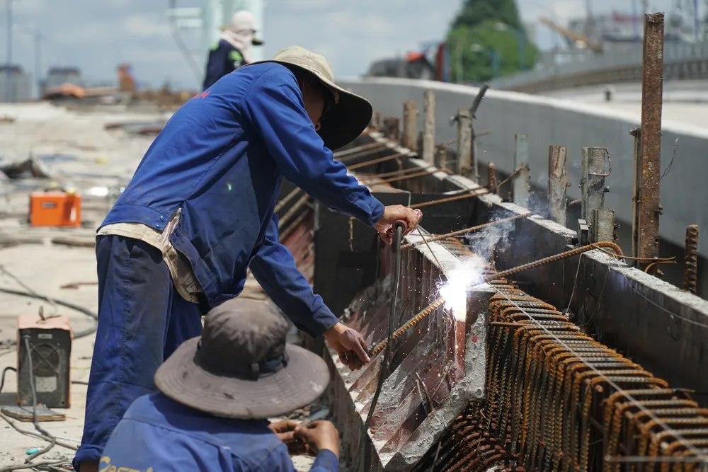 cong-nhan-thi-cong-cau-giong-ong-to-2