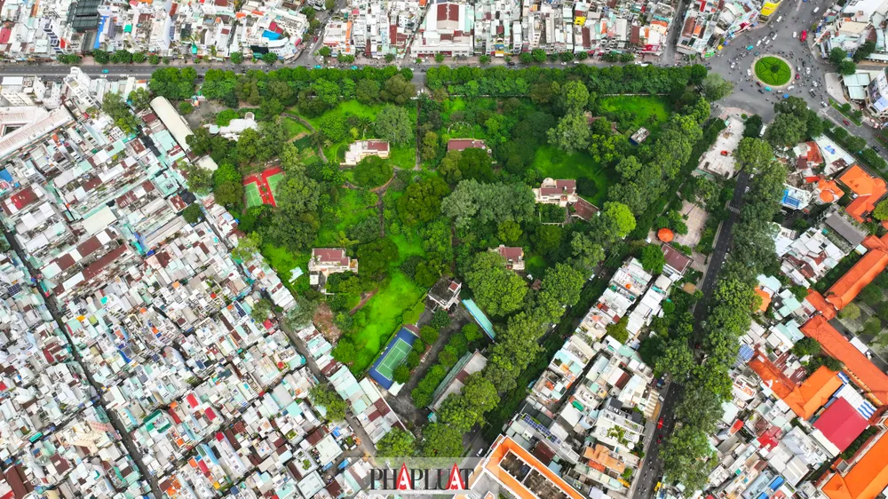 Trên khu đất rộng hơn 37.000m² tại quận 10, có 8 căn biệt thự được xây dựng trước năm 1975, là nơi nghỉ ngơi của gia đình chú Hỏa. Ảnh: Nguyễn Tiến biet-thu-bo-hoang (1).jpg