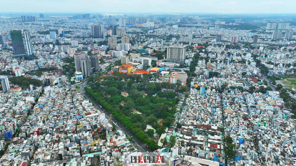 Khu biệt thự bỏ hoang nằm trong khu "tam giác vàng" có diện tích hơn 3,7 ha, tọa lạc tại vị trí đắc địa ở trung tâm quận 10, TP.HCM. Ảnh: Nguyễn Tiến Khu biệt thự bỏ hoang nằm trong khu 'tam giác vàng' có diện tích hơn 3,7 ha, tọa lạc tại vị trí đắc địa ở trung tâm quận 10, TP.HCM. Ảnh: Nguyễn Tiến