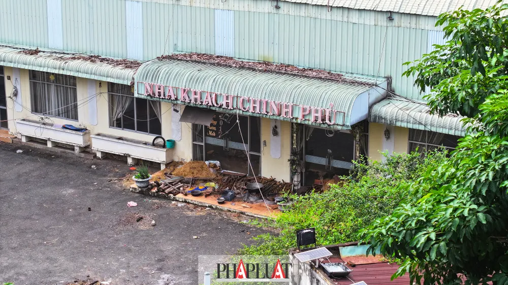 Một dãy phòng của nhà khách đã được cho thuê để kinh doanh nhà hàng, nhưng hiện trạng rất nhếch nhác, rác thải vương vãi, đồ đạc chất ngổn ngang. Ảnh: Di Linh Một dãy phòng của nhà khách đã được cho thuê để kinh doanh nhà hàng, nhưng hiện trạng rất nhếch nhác, rác thải vương vãi, đồ đạc chất ngổn ngang. Ảnh: Di Linh