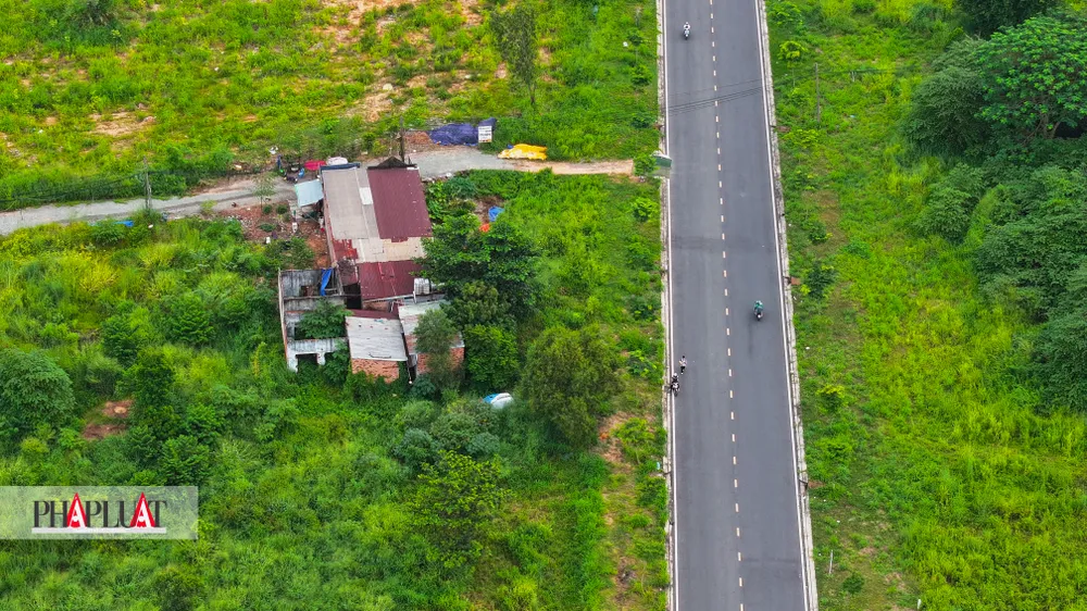 Nhìn từ trên cao dễ dàng thấy khu vực phía trước nhà văn hoá sinh viên có nhiều ngôi nhà vẫn chưa được thu hồi, nhiều vị trí đất vẫn đang bị lấn chiếm.