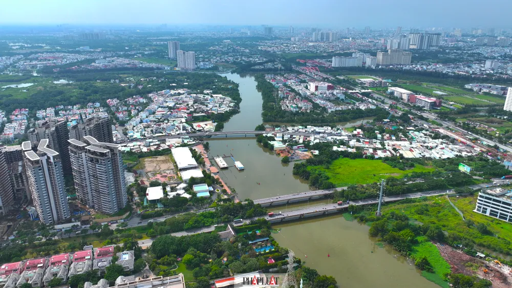 Trước đây, việc đi lại của người dân phường Tân Phong và xã Phước Kiển phải phụ thuộc vào cầu sắt Rạch Đỉa cũ được xây dựng từ trước năm 1975. cau-rach-dia-22.jpg