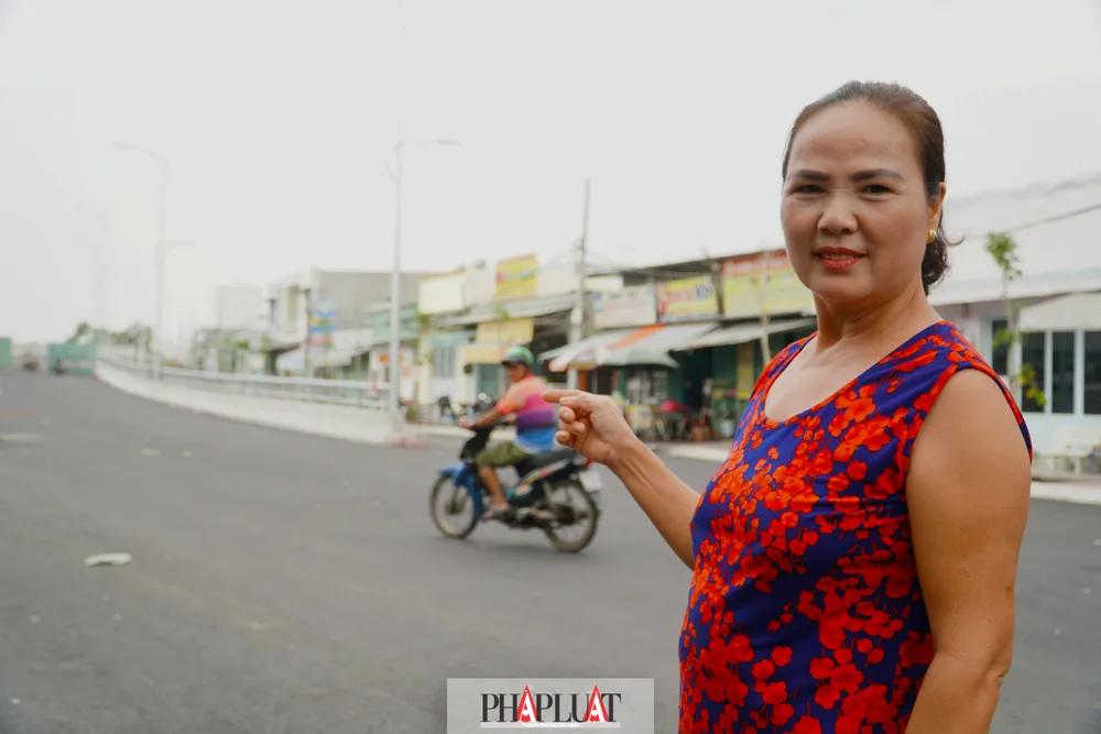 13 năm sinh sống tại khu vực chân cầu, bà Phạm Thị Miên tỏ ra vui mừng khi nghe tin cầu Rạch Đỉa sắp khánh thành. “Tết đến xuân về có cây cầu mới để đi lại khiến người dân ở đây ai cũng mong chờ, phấn khởi", bà Miên hào hứng. Bà cũng hy vọng khi cây cầu hoàn thành sẽ giúp việc buôn bán của bà con tại khu vực được thuận lợi hơn. cau-rach-dia-29.jpg