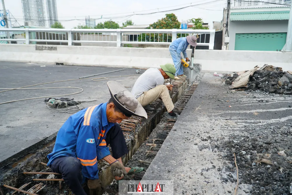 Theo ghi nhận của phóng viên báo Pháp Luật TP.HCM, công trường cầu Rạch Đỉa trong những ngày giữa tháng 11 đang được các công nhân thi công các hạng mục cuối cùng. cau-rach-dia-33.jpg