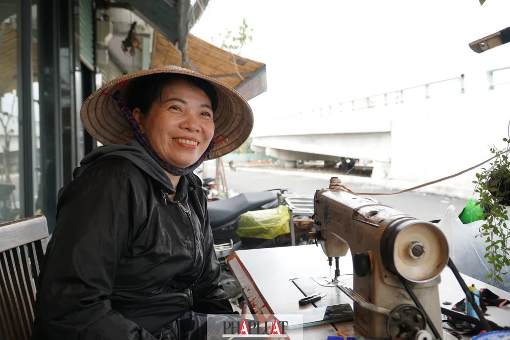 Cùng tâm lý như bà Miên, chị Lương Thanh Tuyền làm nghề may ở trên đường Lê Văn Lương cũng mong ngóng ngày cây cầu khánh thành. “Hằng ngày tôi phải đi vòng qua cầu Rạch Đỉa 2 để di chuyển, rất bất tiện. Giờ đây khi cây cầu mới được xây dựng, hy vọng sớm khánh thành để việc lưu thông của bà con được dễ dàng hơn”, chị chia sẻ. cau-rach-dia-34.jpg
