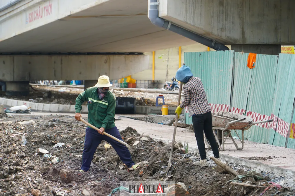 Các công nhân tích cực thi công vỉa hè. cau-rach-dia-38.jpg