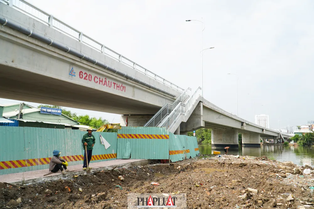 Nhiều người dân nơi đây kỳ vọng khi cầu Rạch Đỉa mới hoàn thành sẽ giúp giảm ùn tắc giao thông, tạo điều kiện thuận lợi cho việc đi lại, ổn định đời sống, đồng thời góp phần thúc đẩy phát triển kinh tế - xã hội tại khu vực phía Nam thành phố. cau-rach-dia-41.jpg